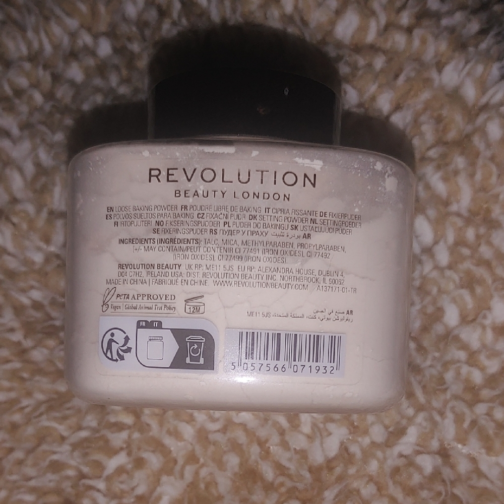 Revolution Translucent Baking Powder - Picture 3 of 4